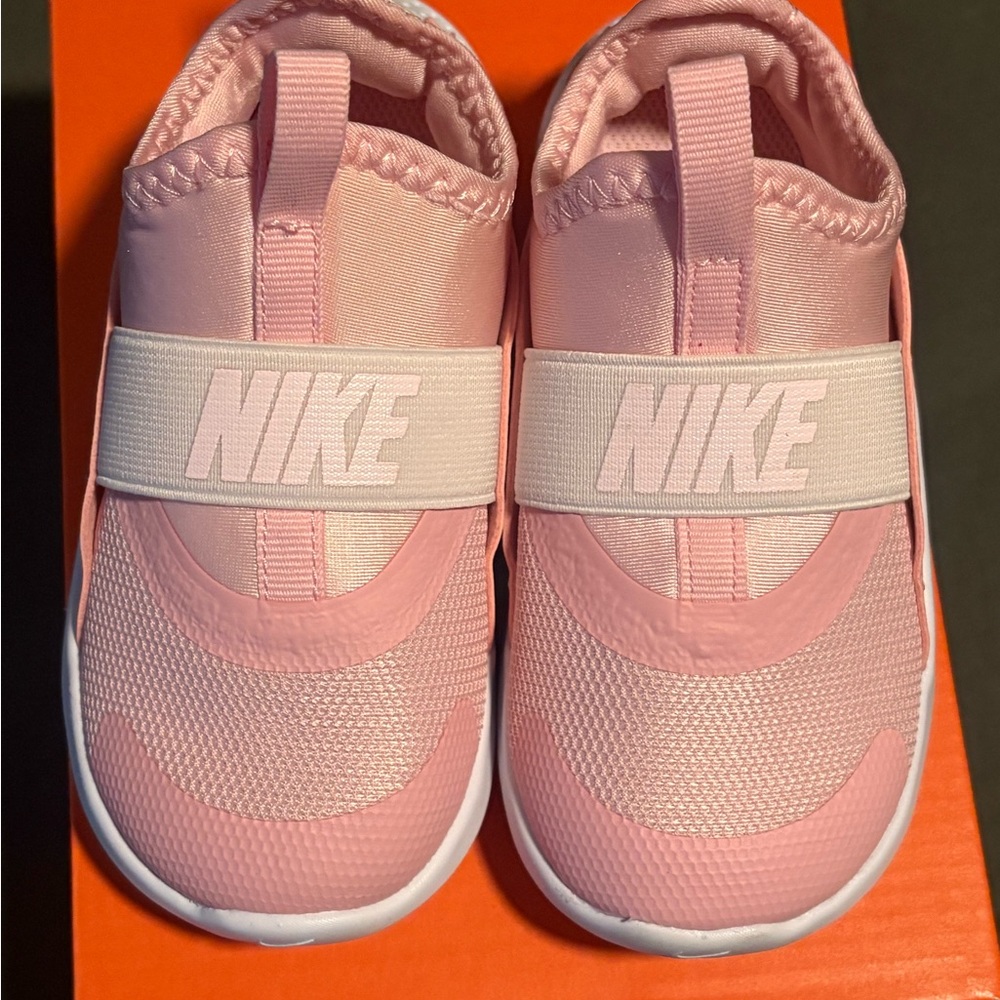 Nike Flex Runner 4 in Soft Pink